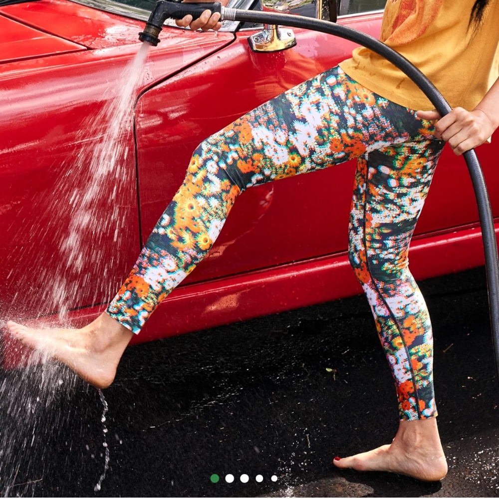 Offline by Aerie Goals 3D high waisted legging in blurry floral. NWT